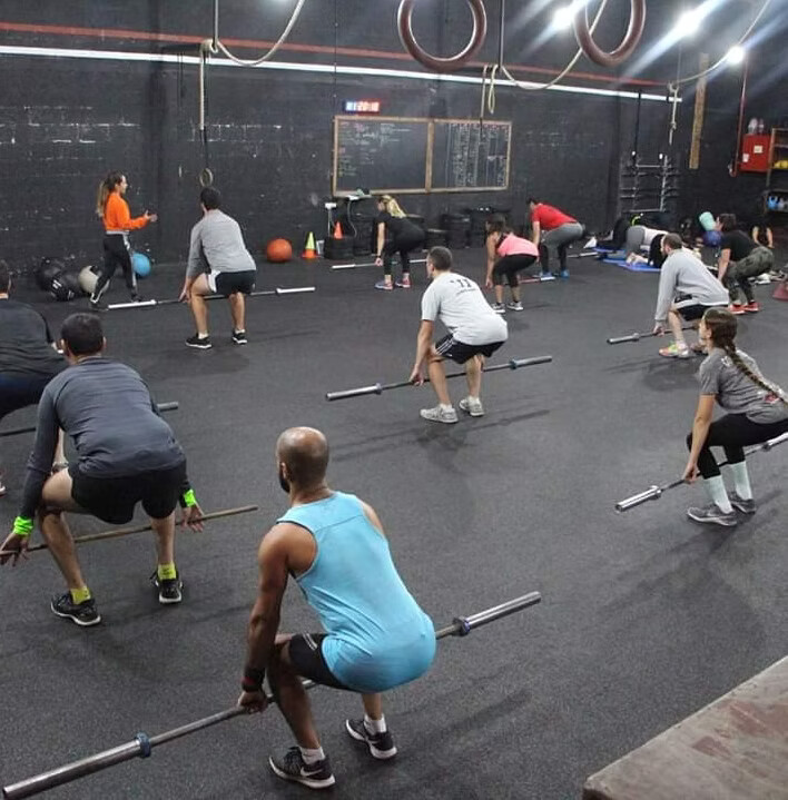 מתאמנים באימון קבוצתי במועדון CrossFit Via Maris